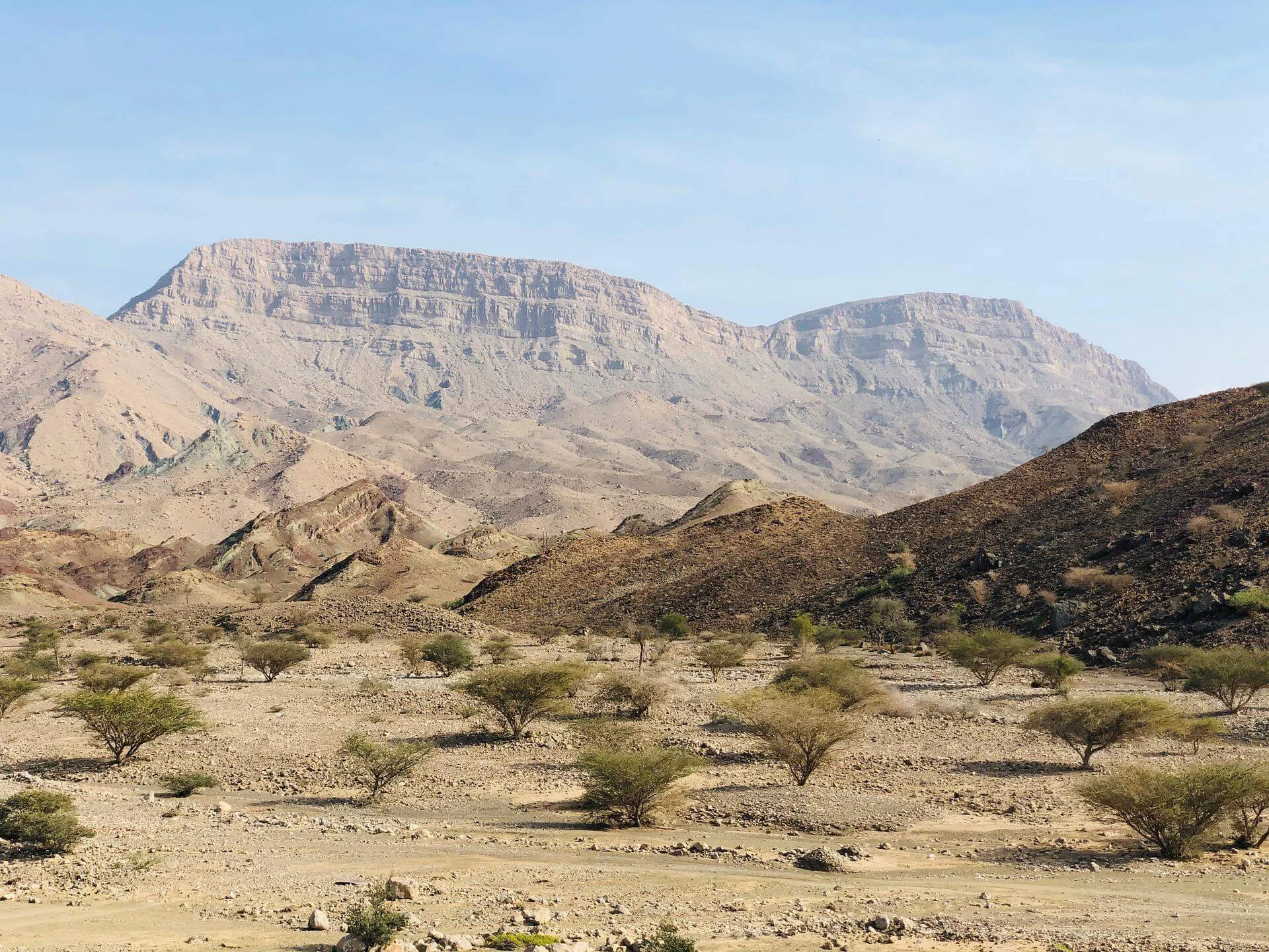 Felsige Berglandschaft und weites Tal im Oman